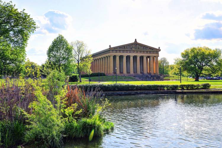 parthenon in centennial park in nashville, tn